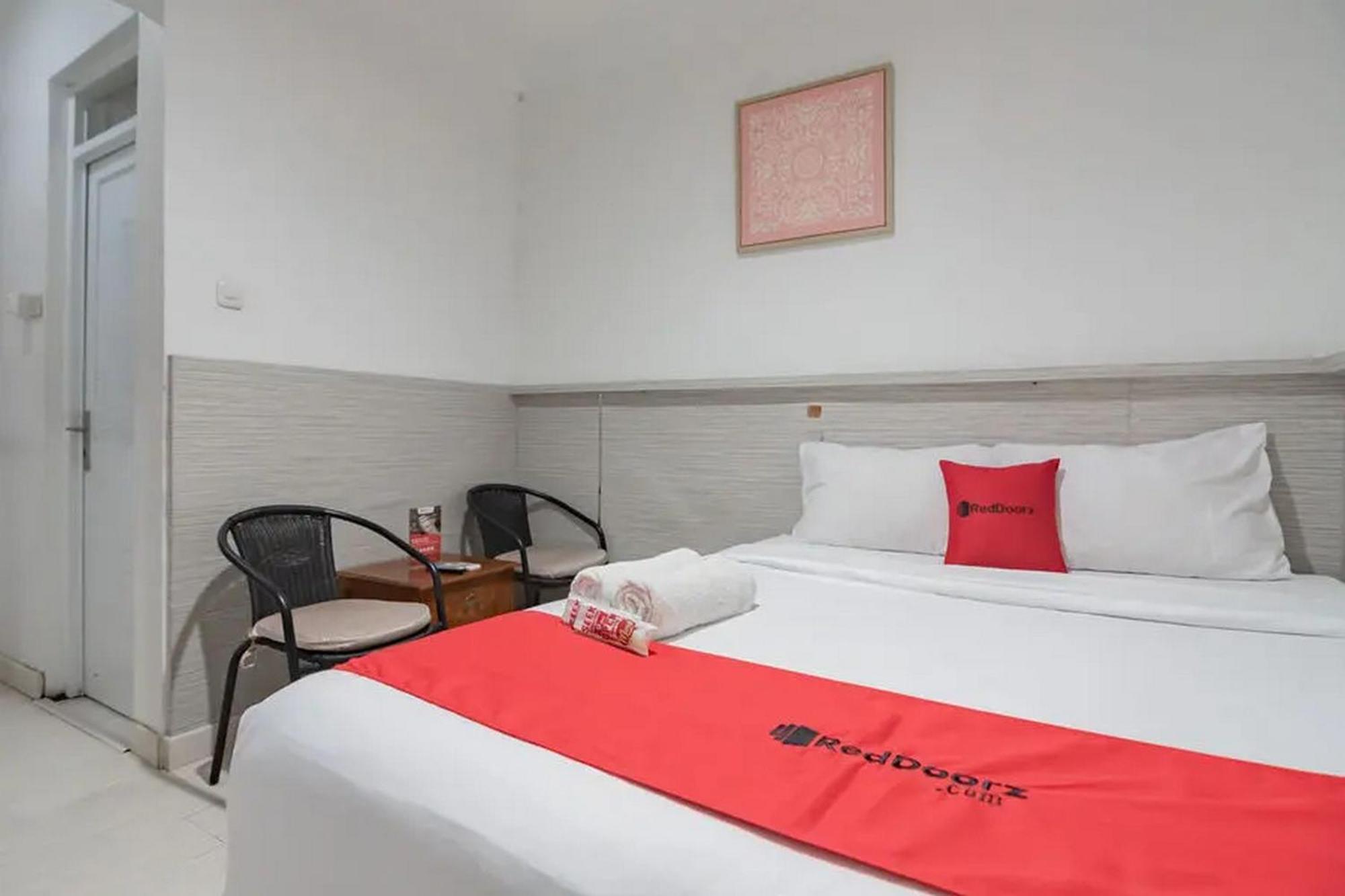 RedDoorz At Arwiga Hotel Bandung Exterior foto