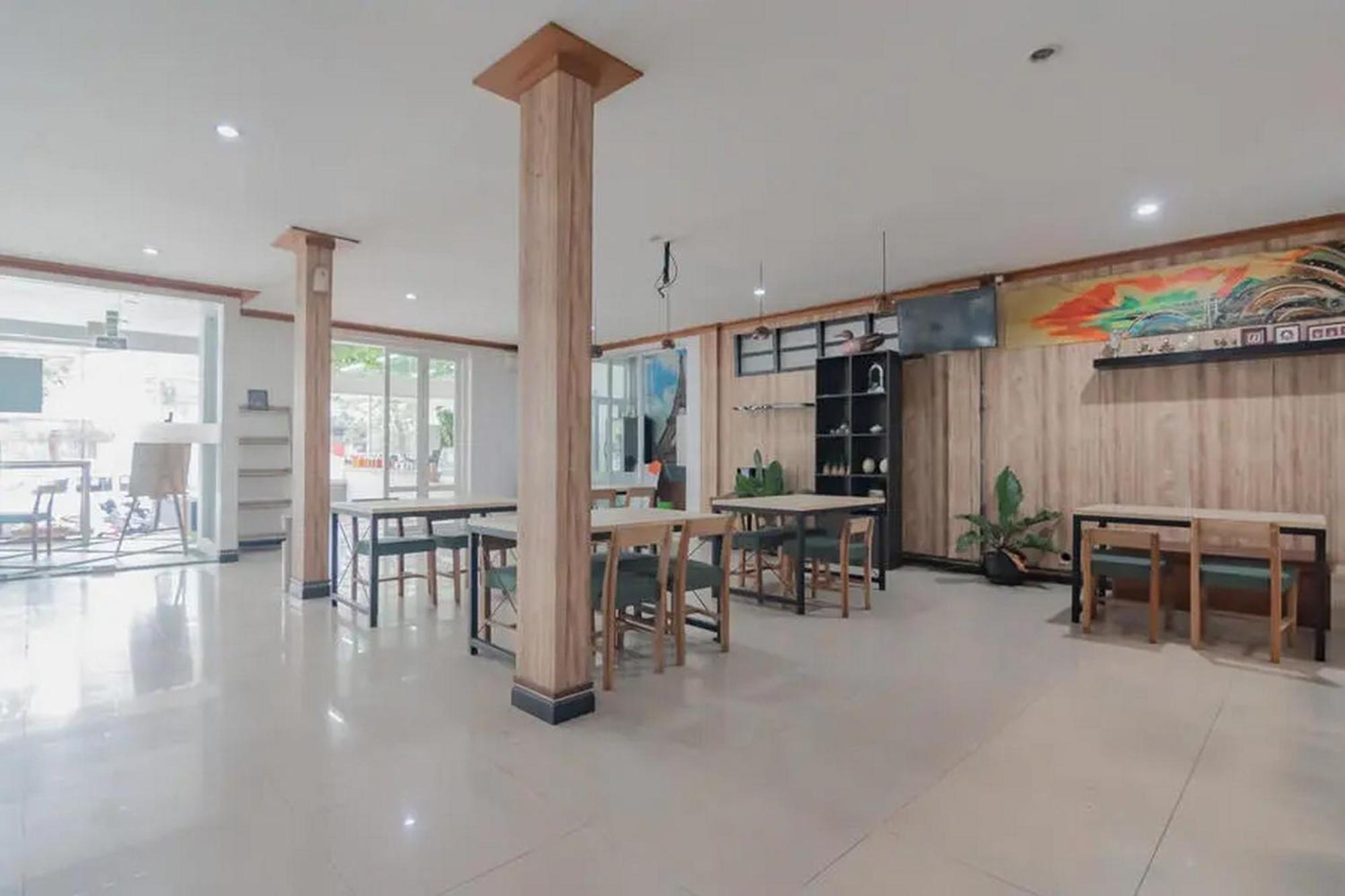 RedDoorz At Arwiga Hotel Bandung Exterior foto